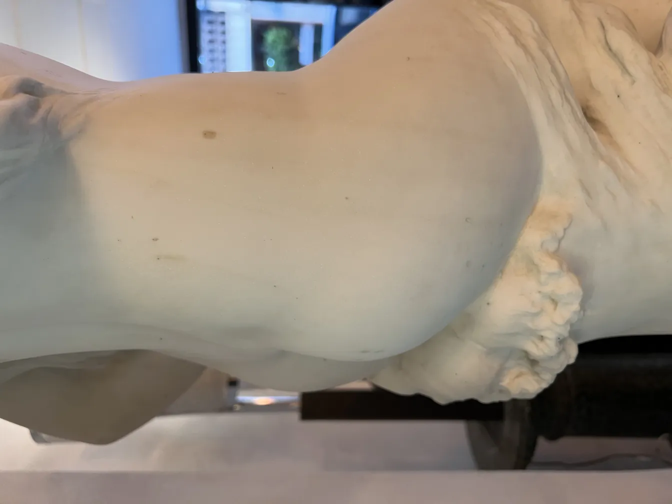 scultura antica con dettagli raffinati nel contesto