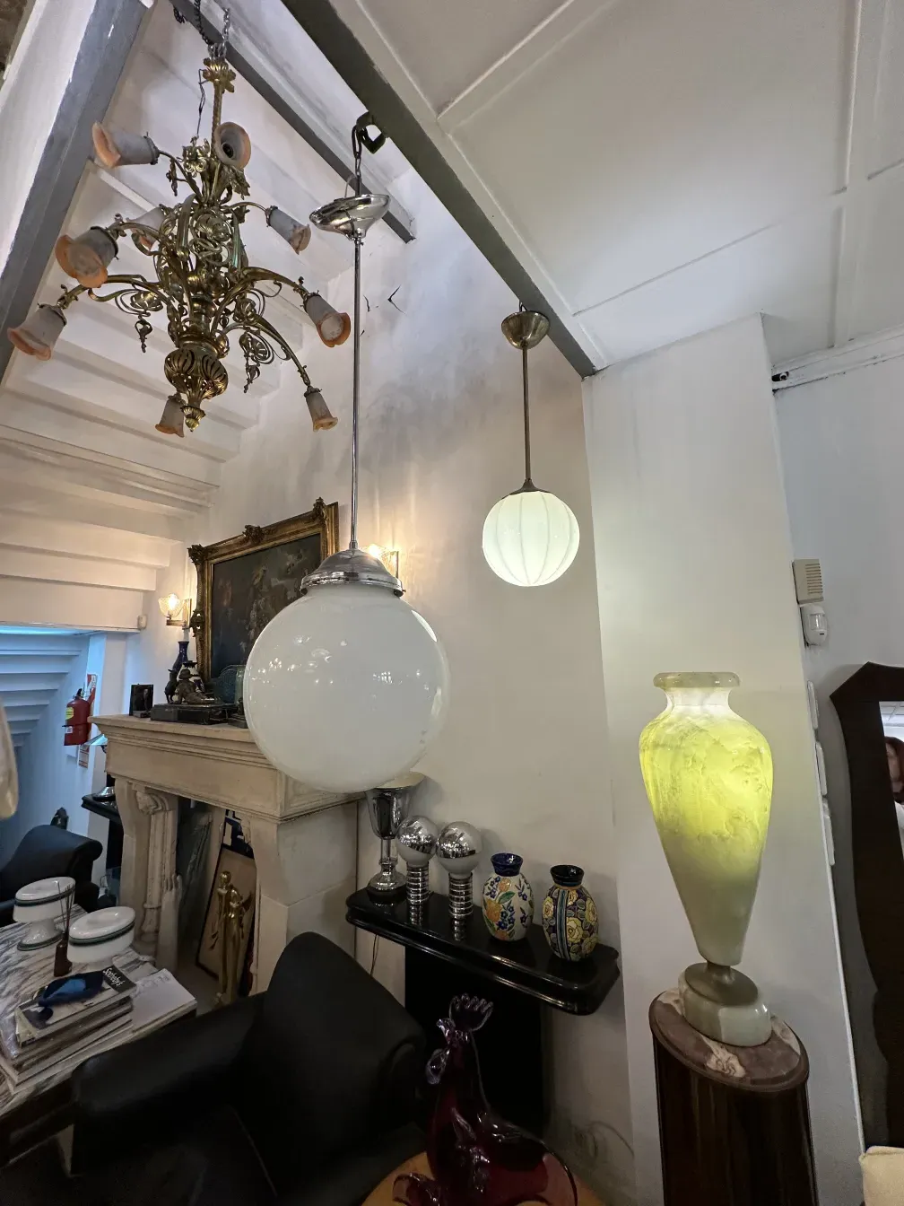 coluna decorativa antiga com forma elegante e cores suaves