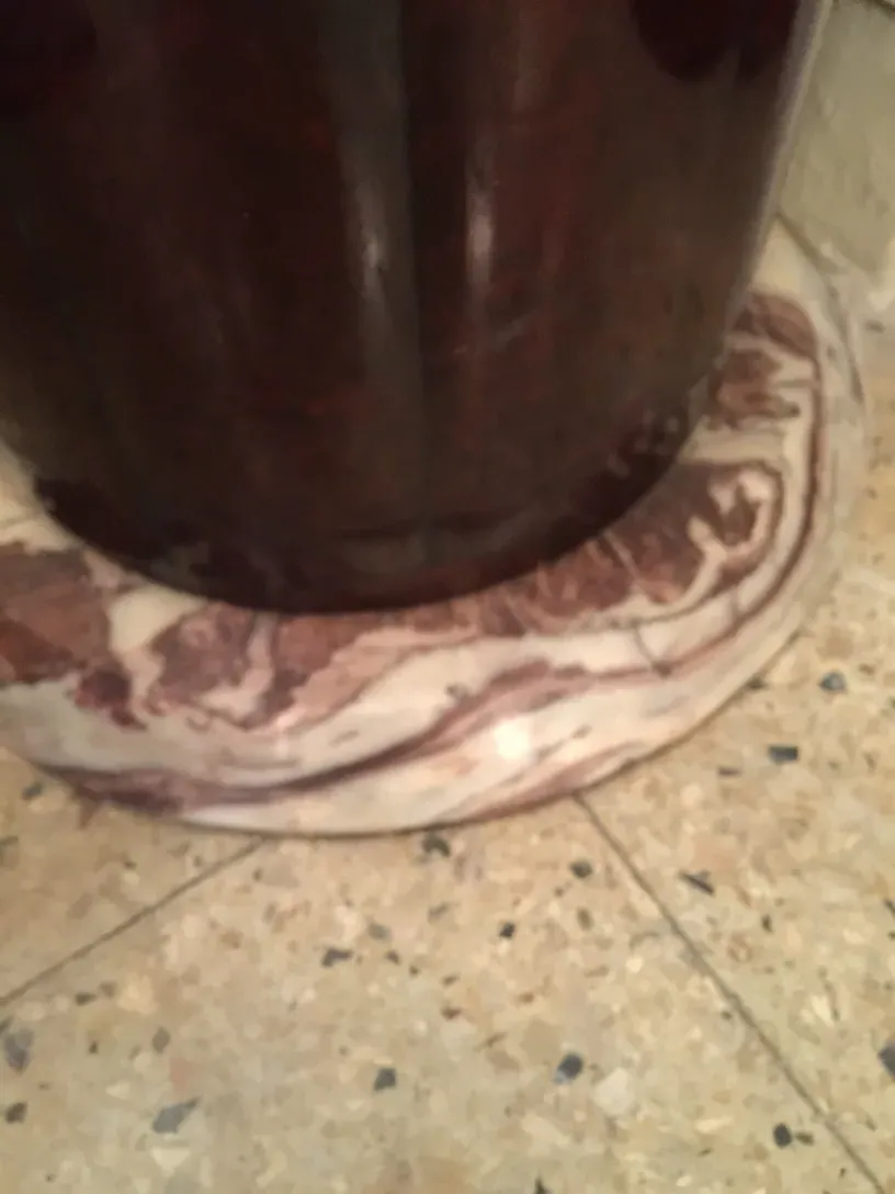 vue d'une colonne décorative antique avec base détaillée