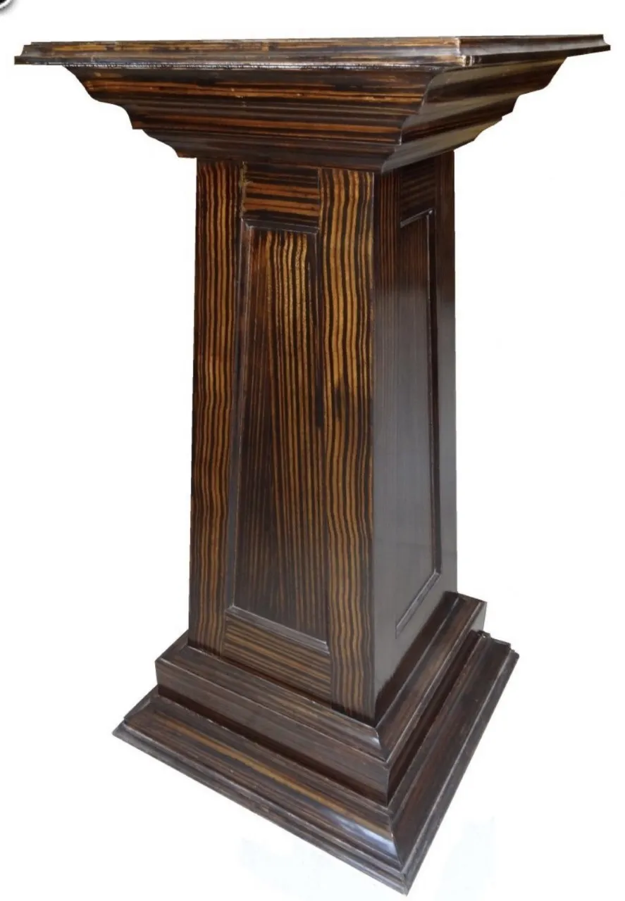 Colonna decorativa antica con design elegante e finiture dettagliate.