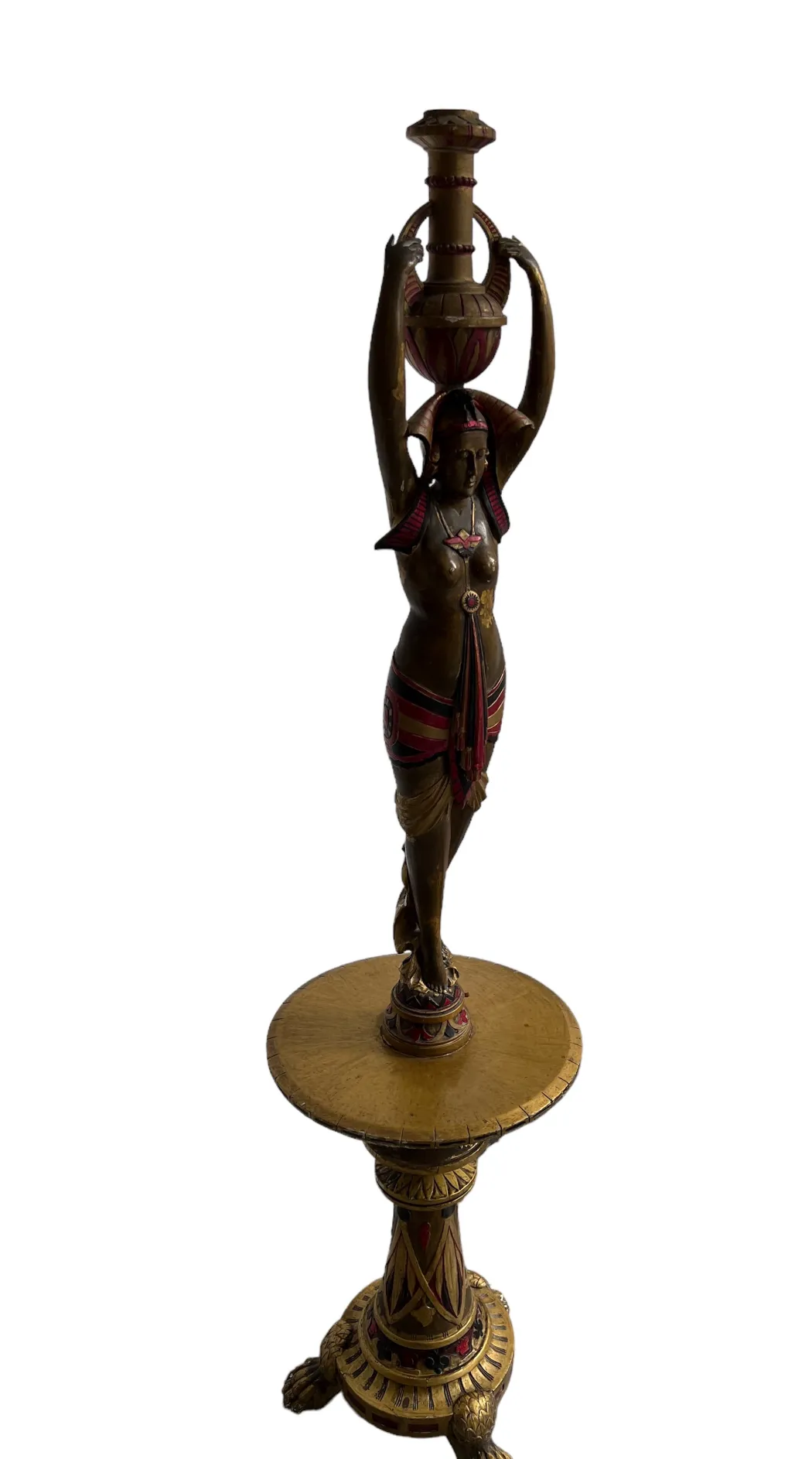 Escultura antiga de figura feminina segurando um vaso decorativo