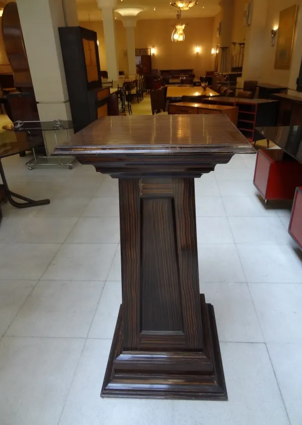 antike dekorative Säule in einem eleganten Umfeld