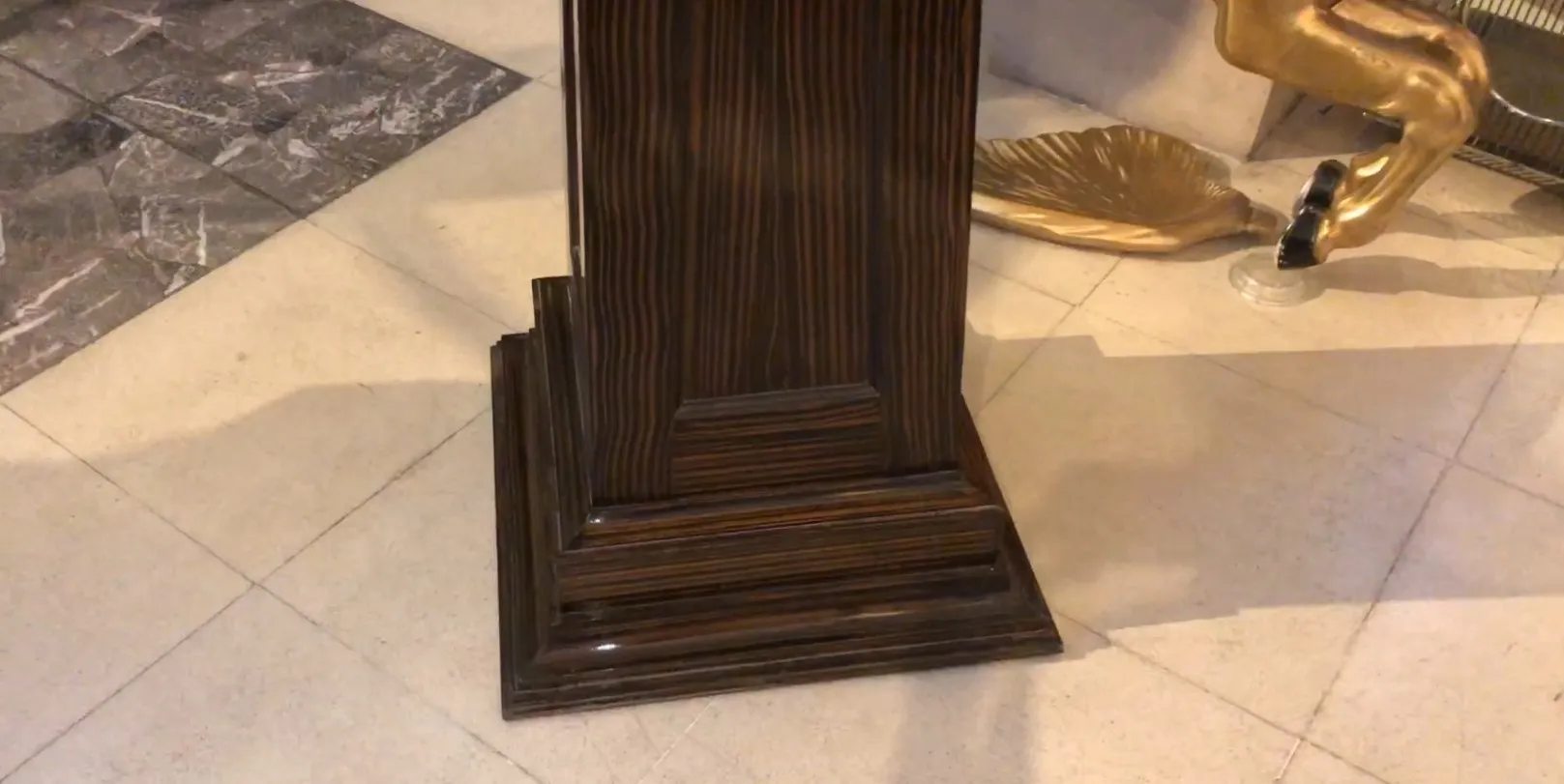 colonna antica con base decorativa nella stanza