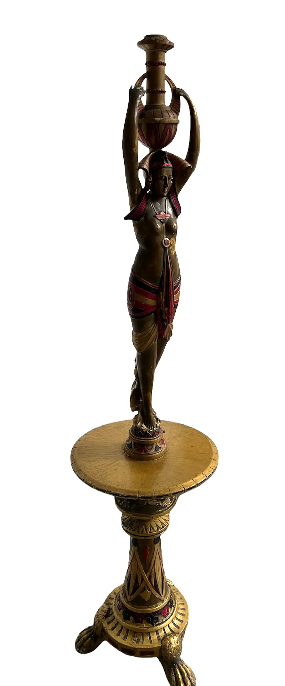 escultura antiga de figura feminina segurando um vaso