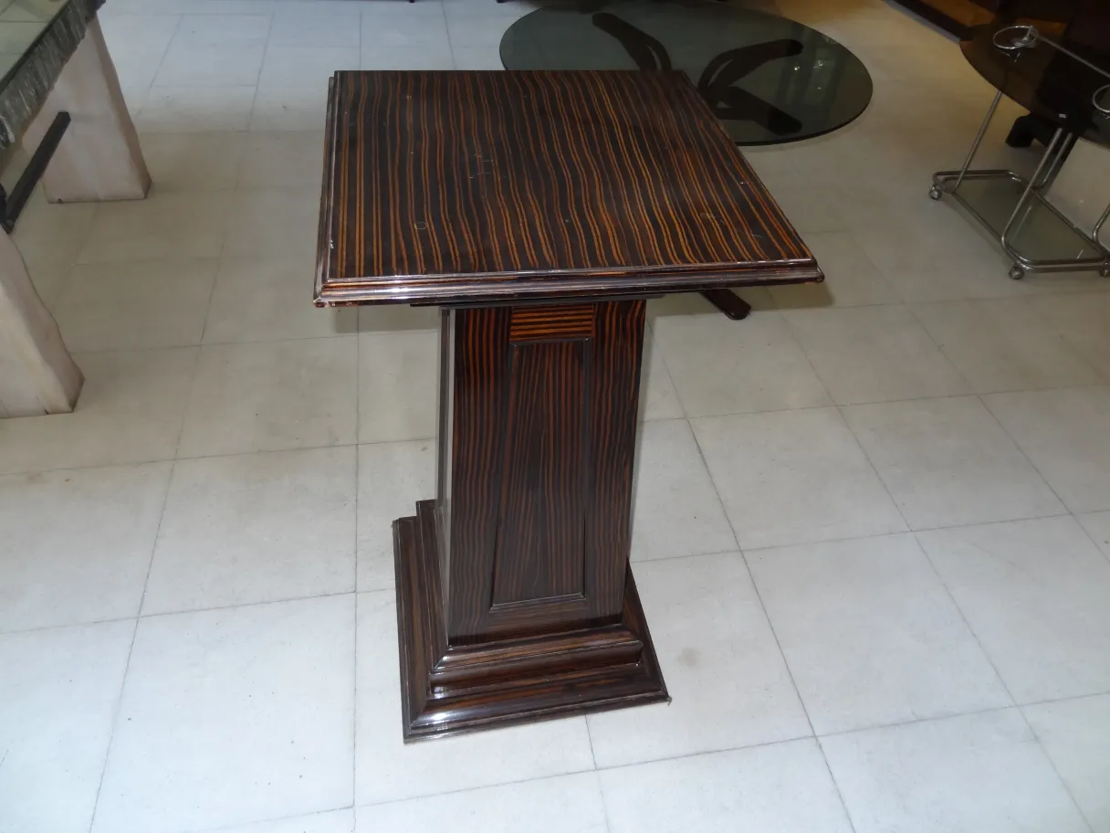 columna antigua con superficie rayada y base amplia