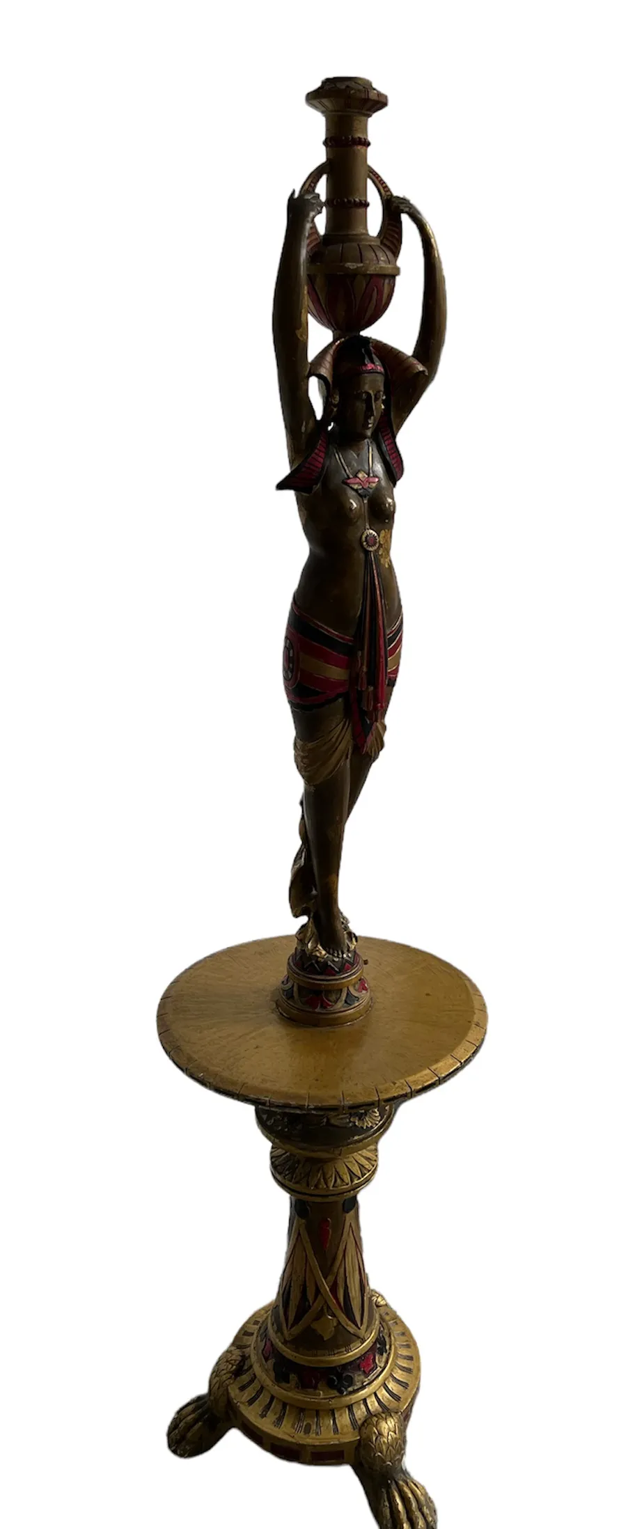 Ancienne sculpture d'une femme tenant une cruche décorative avec des détails colorés sur une base élaborée.