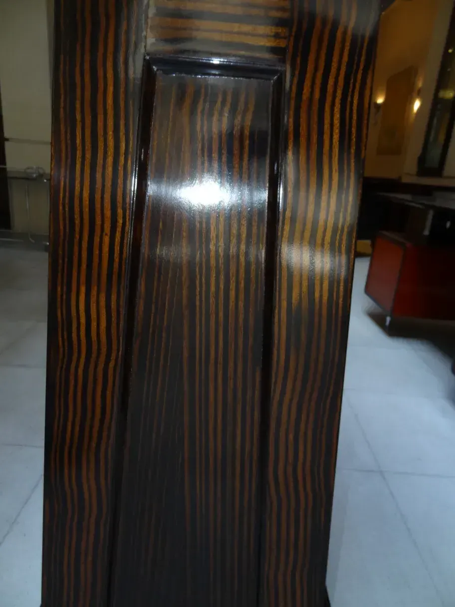 columna antigua con un acabado distintivo y líneas