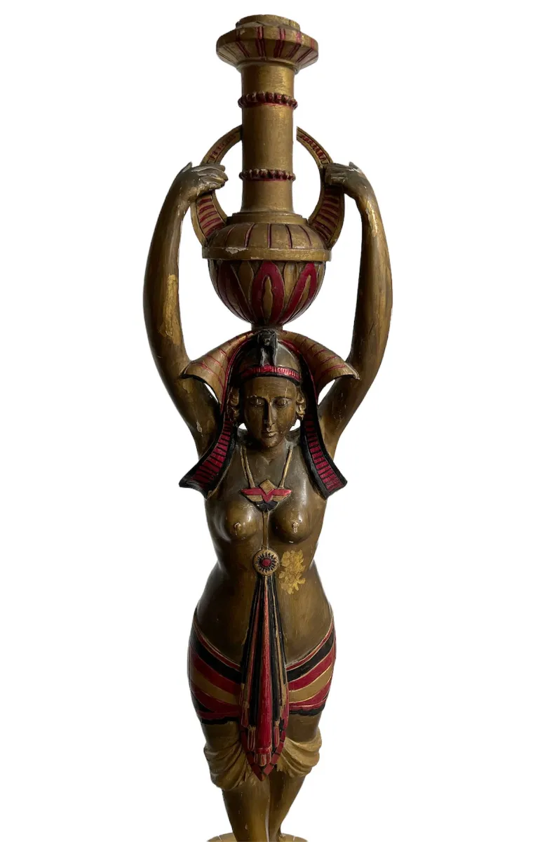 escultura decorativa de figura humana antiga com detalhes coloridos