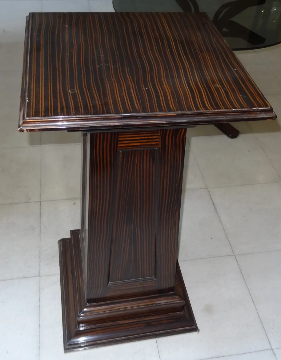 columna antigua con detalles decorativos y base sólida, ambiente elegante