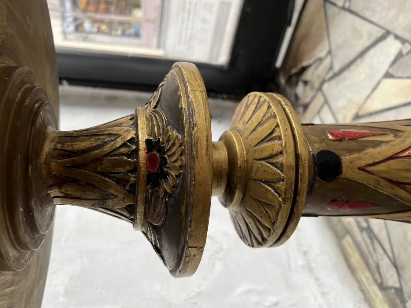 Antike Skulptur mit bunten Details, klassische Umgebung.