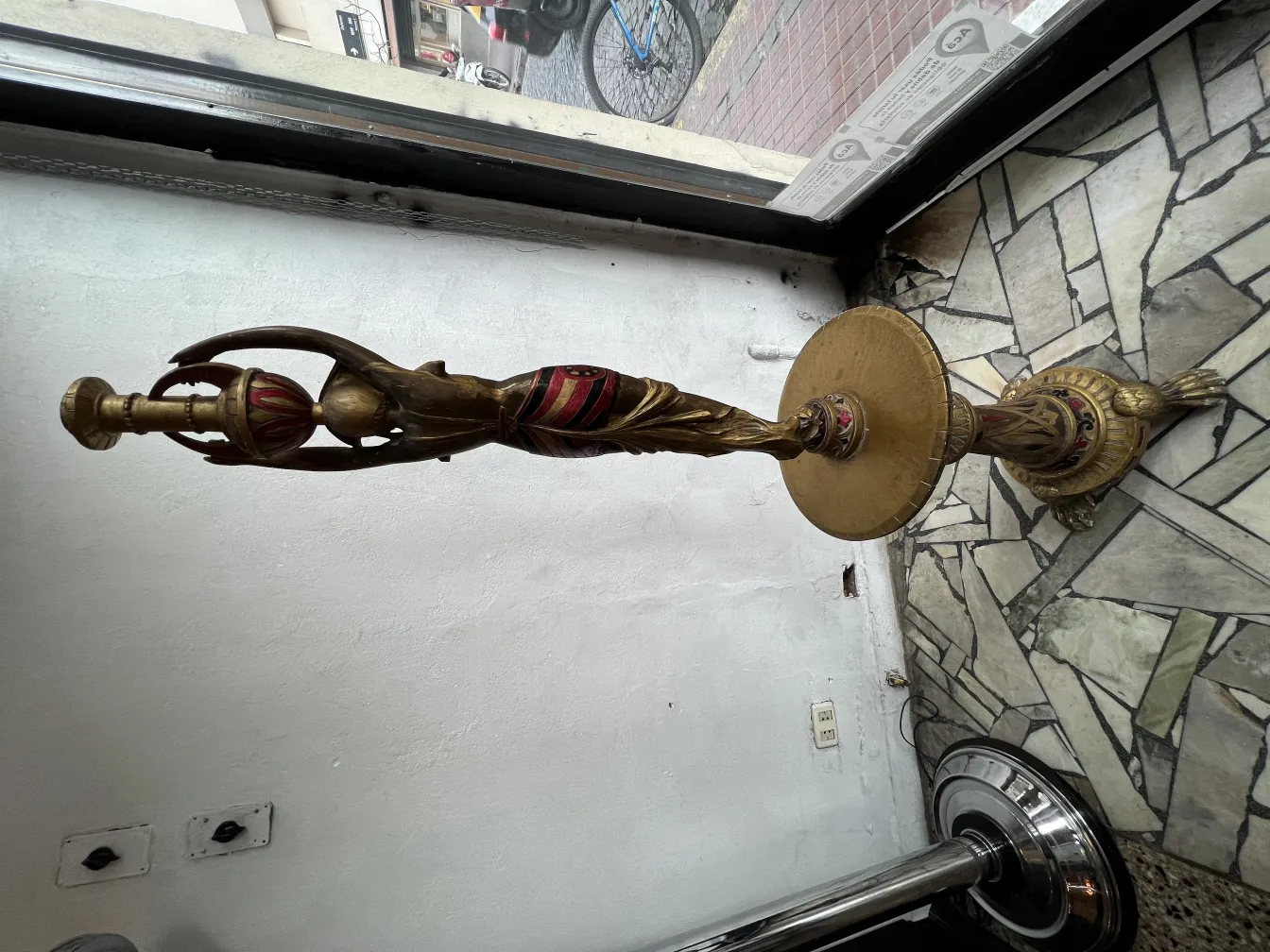 scultura in piedi con dettagli dorati e decorativi