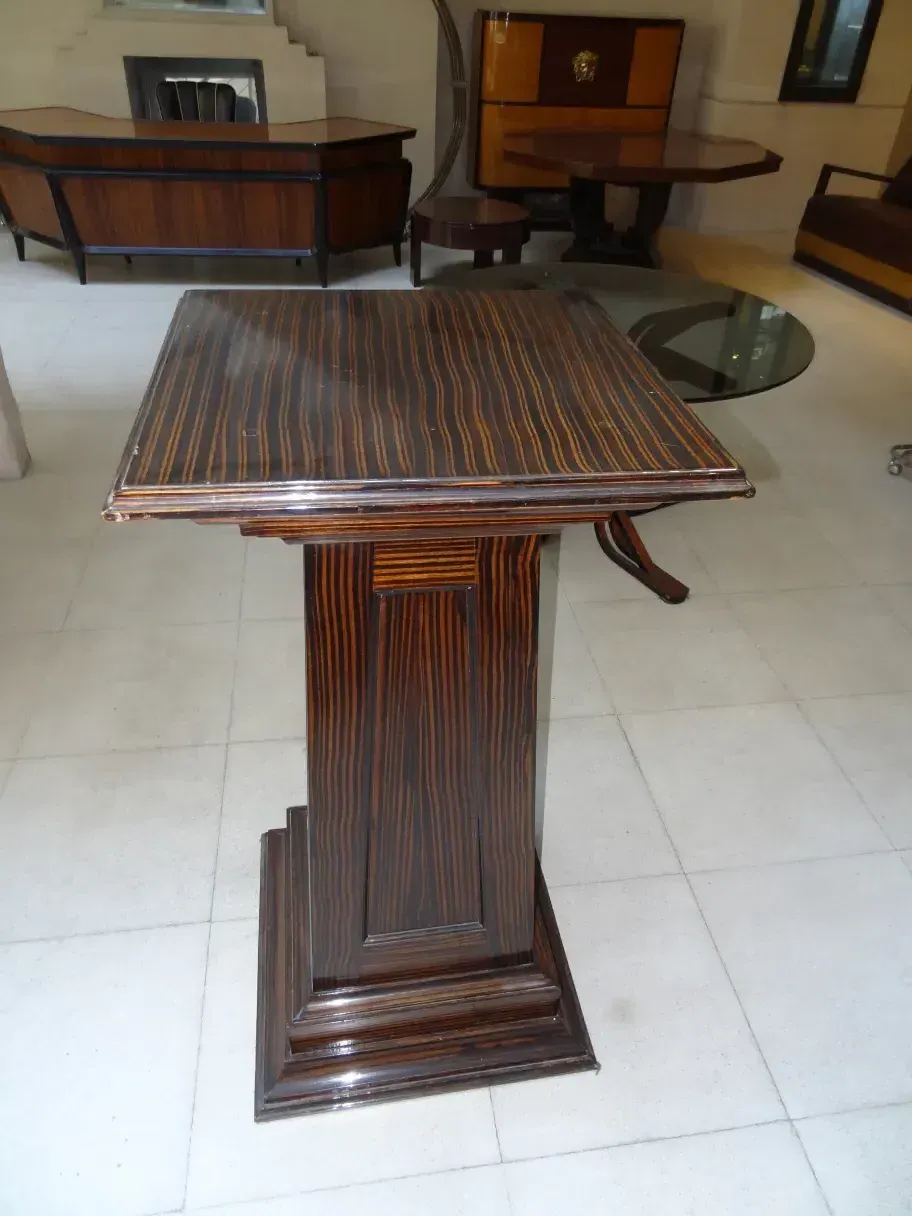 Coluna antiga com design clássico e detalhes em madeira em um ambiente elegante.