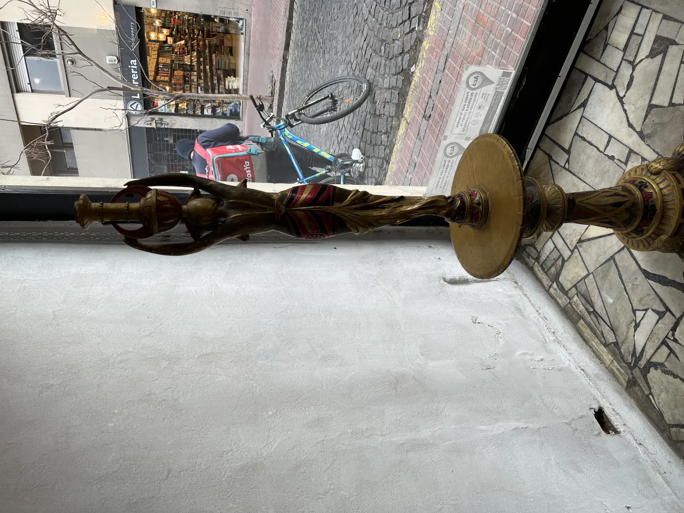 античная декоративная скульптура человеческой фигуры в современном окружении