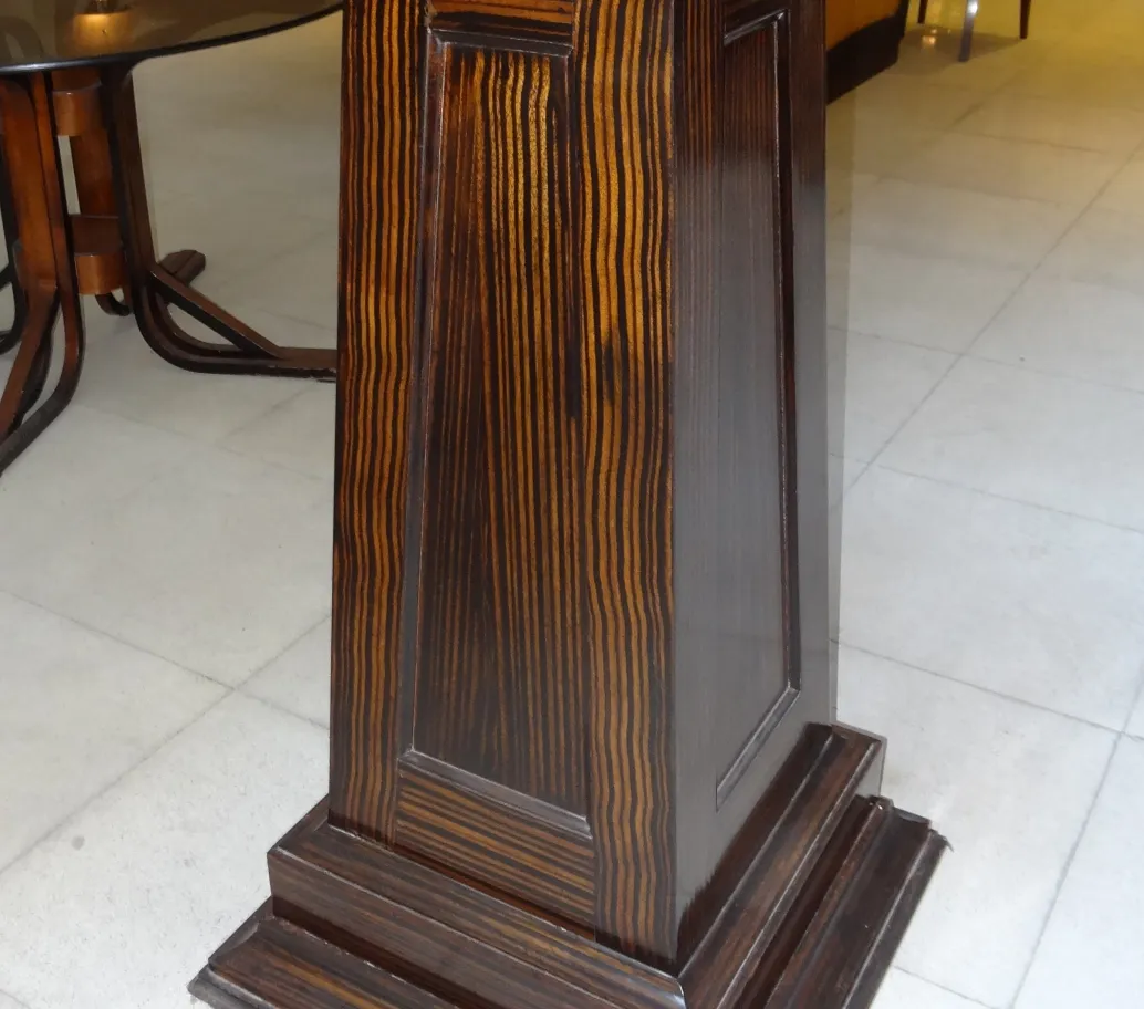 colonna antica con design decorativo e forma strutturale