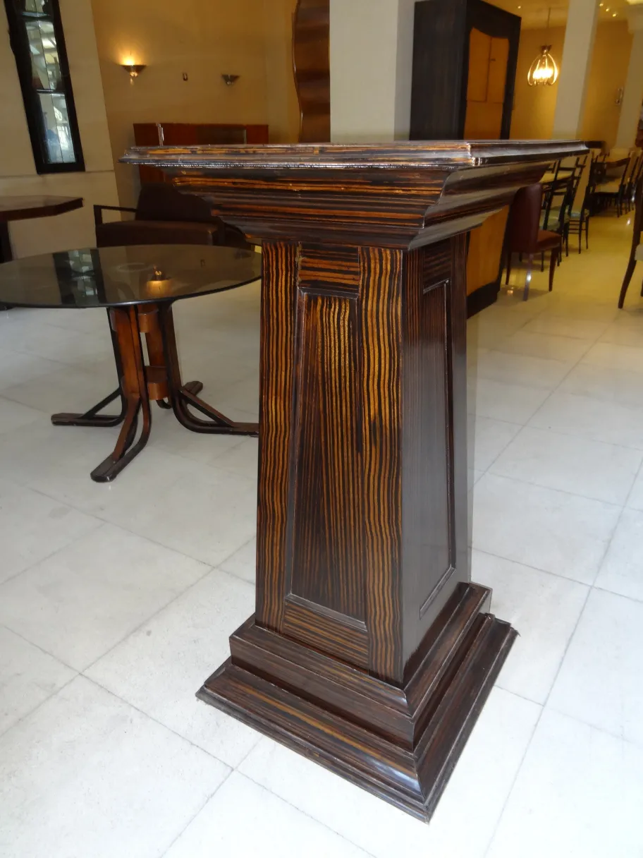 coluna de suporte antiga em um ambiente elegante