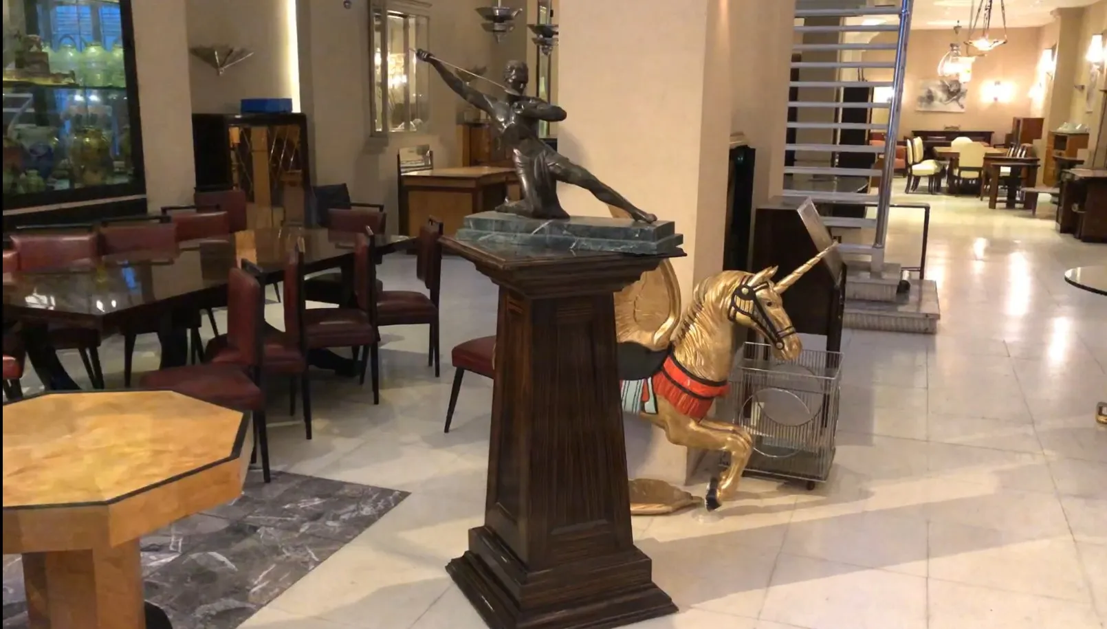 coluna antiga com detalhe na parte superior e estátua