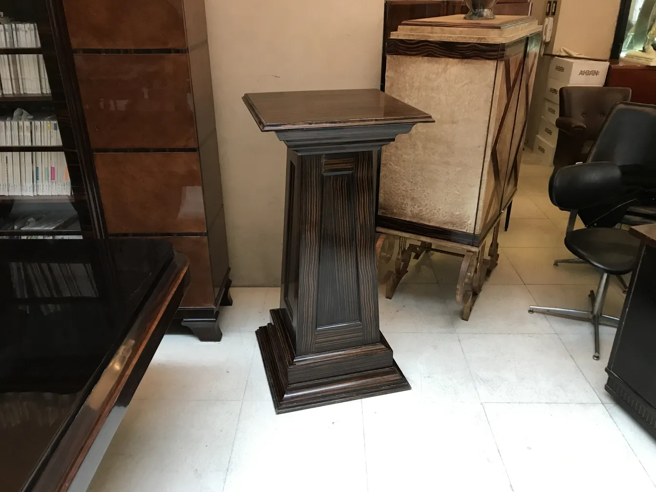 coluna antiga com design elegante em uma sala