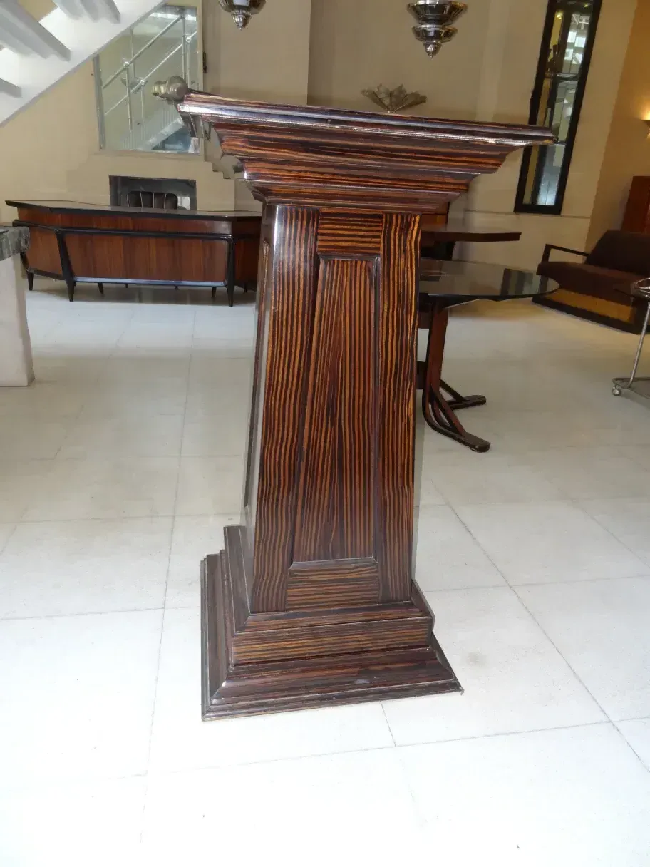 Antike Säule mit eleganten Details in einer modernen Umgebung.