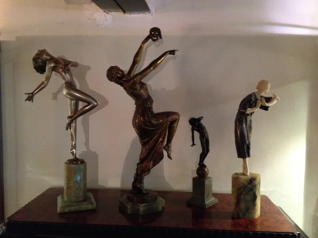 quatre sculptures anciennes dans diverses poses artistiques