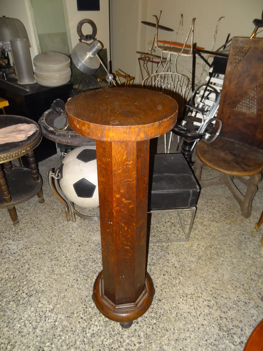 colonna decorativa antica in un contesto vintage