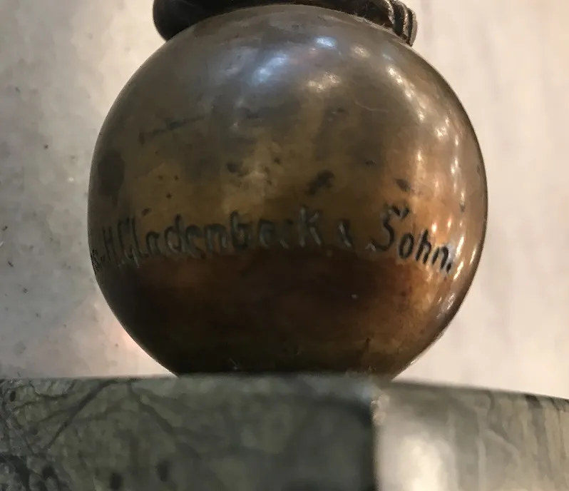 Antike Skulptur mit detaillierter Basis, subtile Atmosphäre.