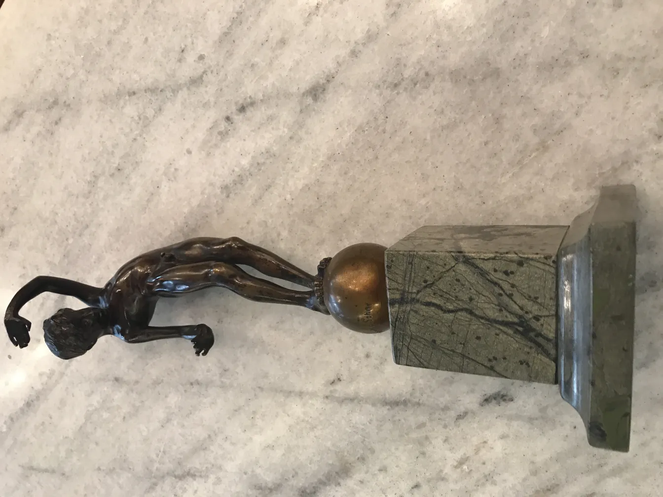 古董人类运动雕塑在基础上