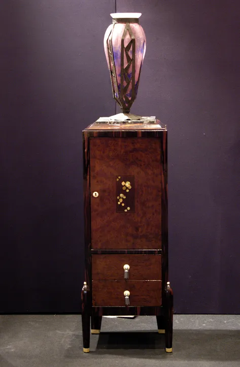 Antike dekorative Skulptur mit eleganten Details.