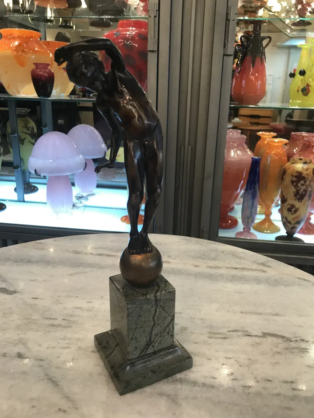 escultura antigua con figura masculina en una base elegante