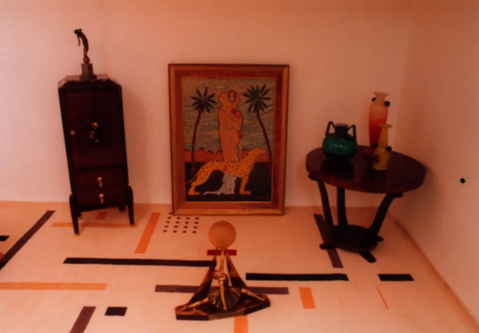 Sculpture ancienne dans une pièce décorative avec des meubles