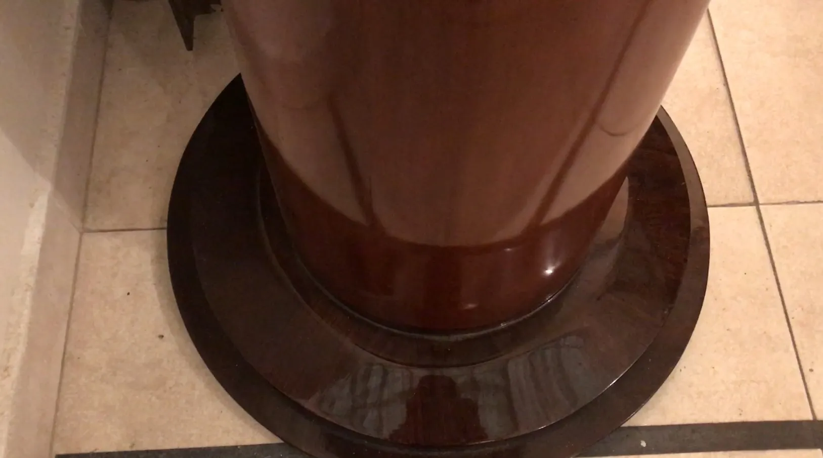 Элегантный старый столбец с круглым основанием, декоративное искусство.