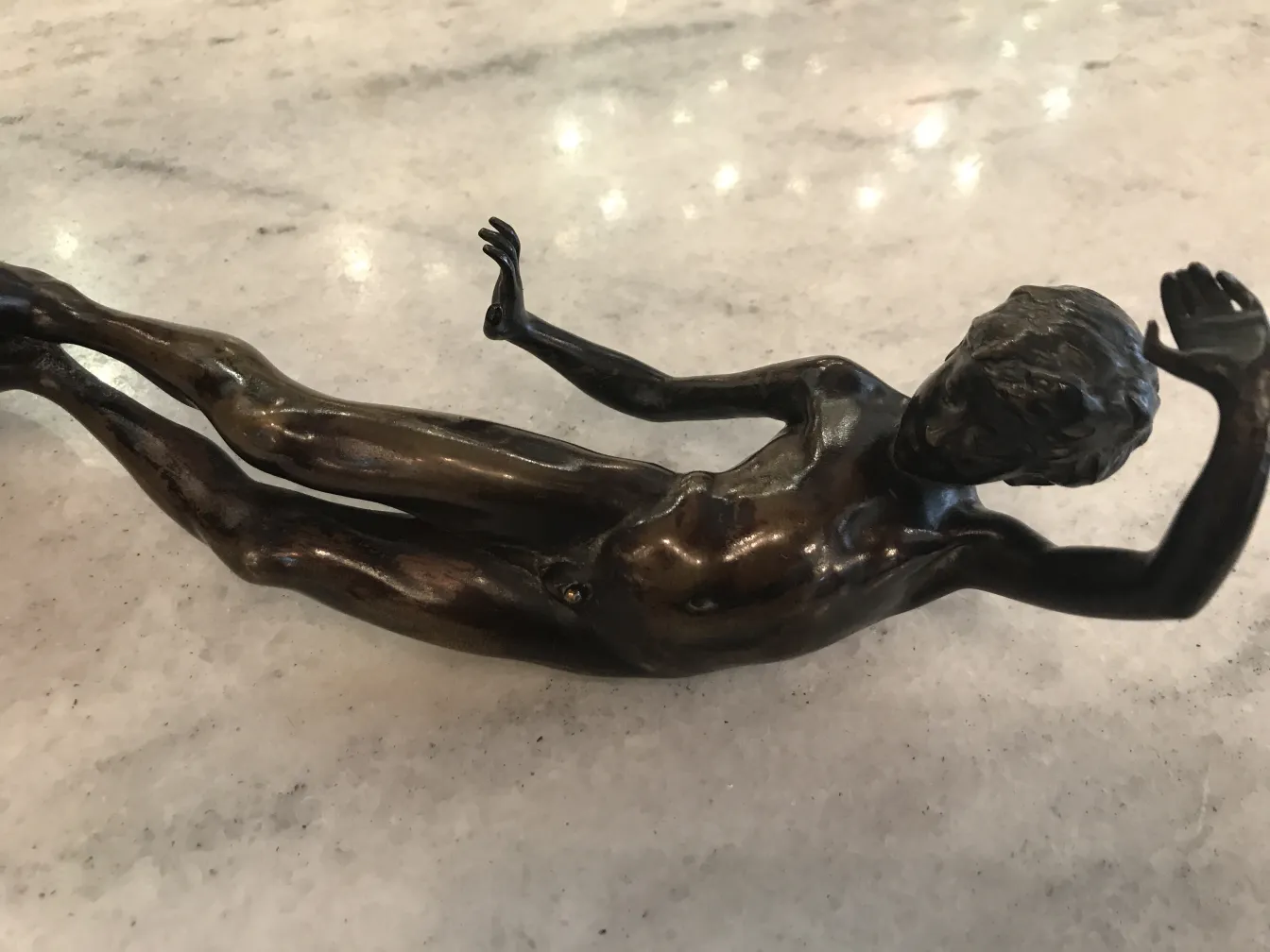 sculpture ancienne de figure humaine en bronze avec des détails attrayants