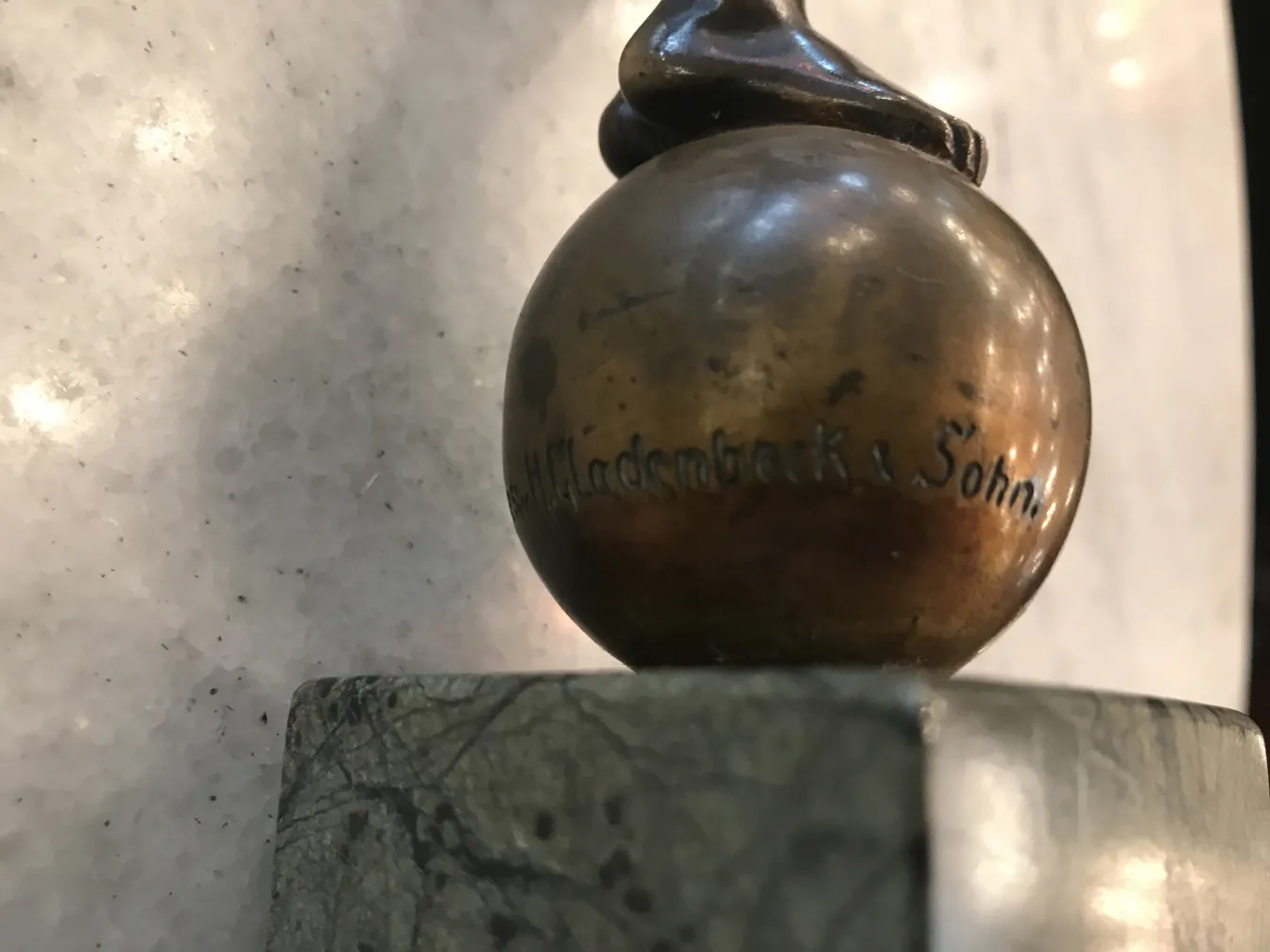 带有装饰细节的古董圆形雕塑