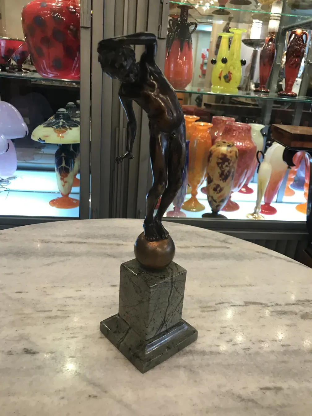 scultura antica in bronzo su base di pietra
