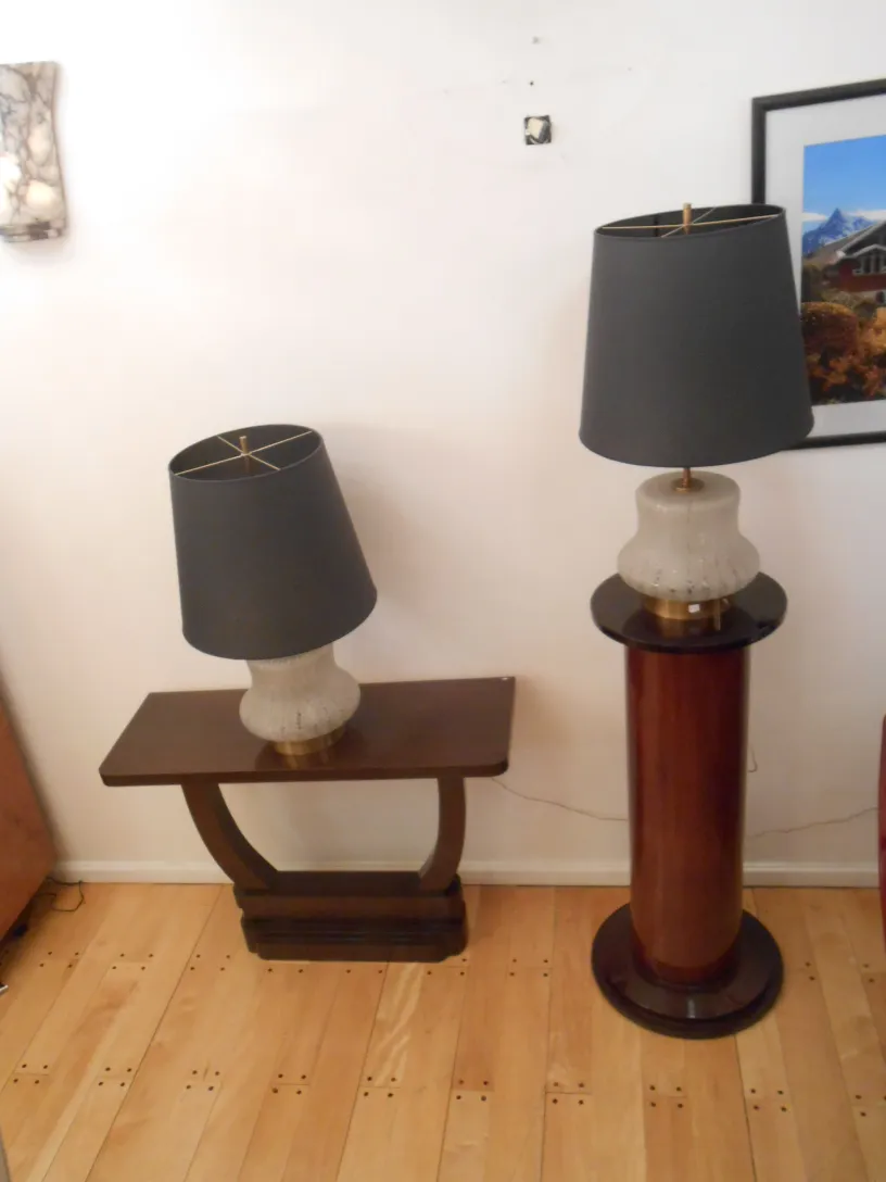 Luminária antiga em forma de coluna com cúpula cinza