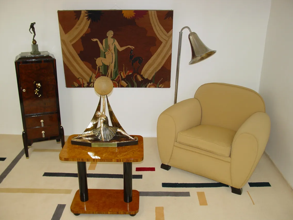 Scultura antica Art Deco con figura femminile e sole