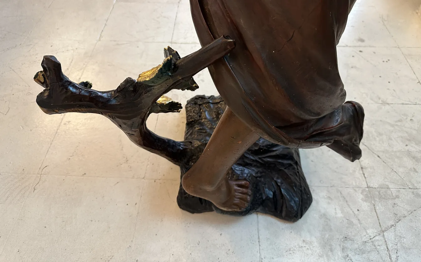 scultura di figura umana antica con dettagli raffinati