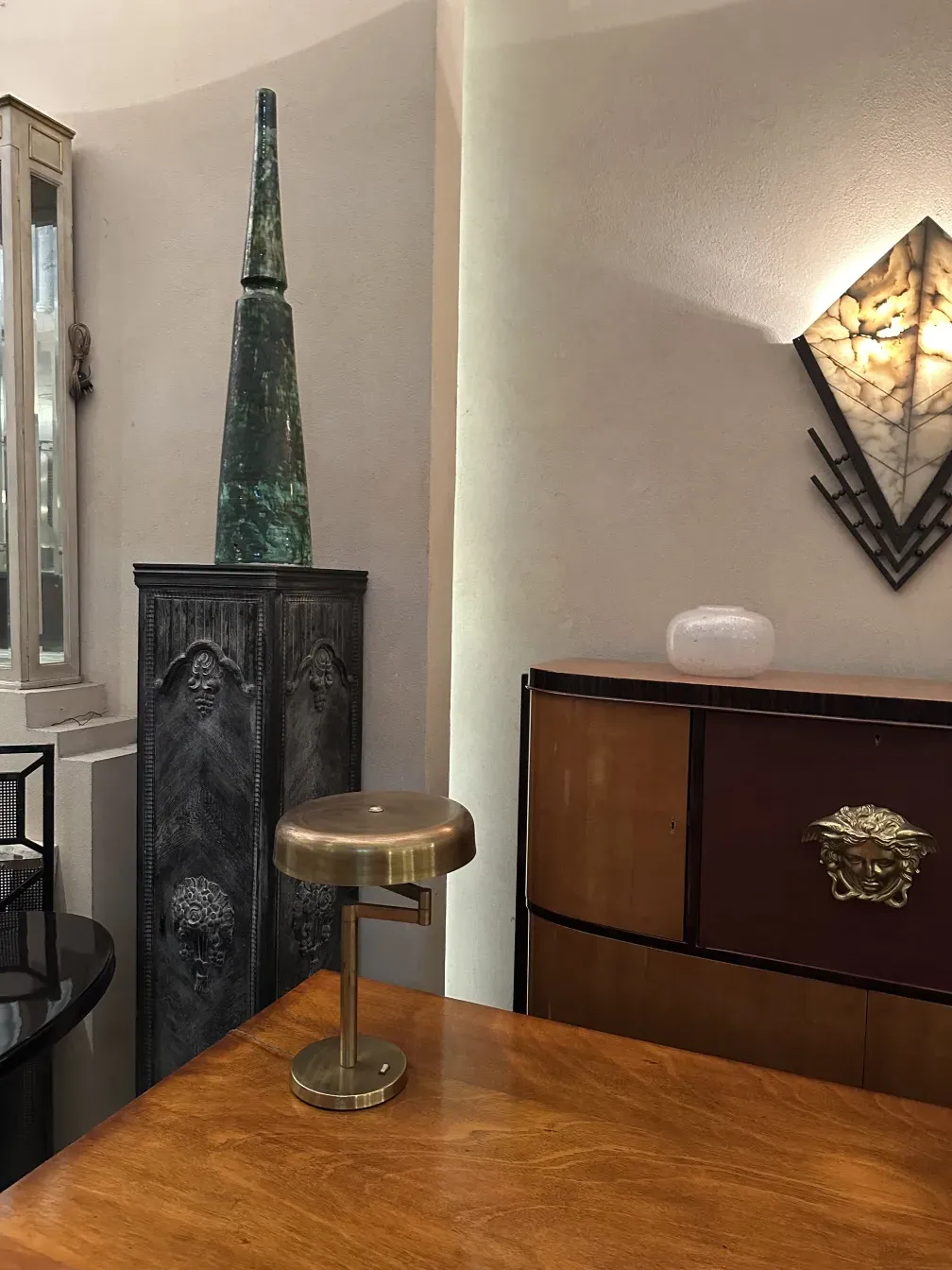 Antike dekorative Säule mit Sternform in elegantem Raum.