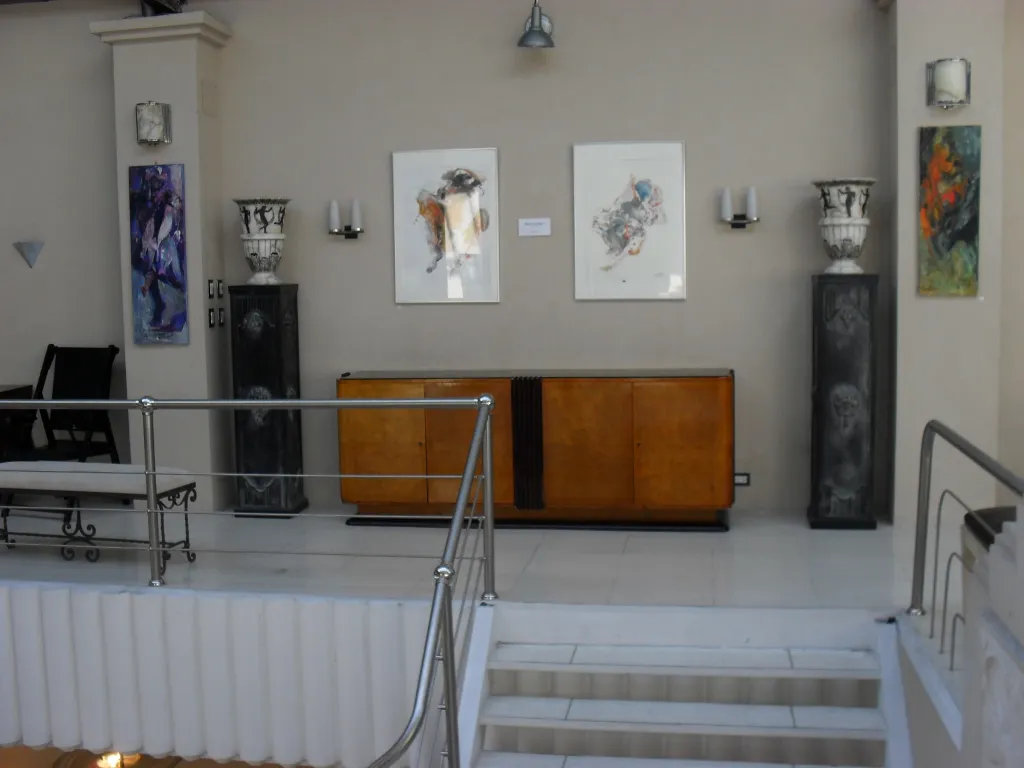 Colonna decorativa antica con dettagli visibili nell'ambiente.