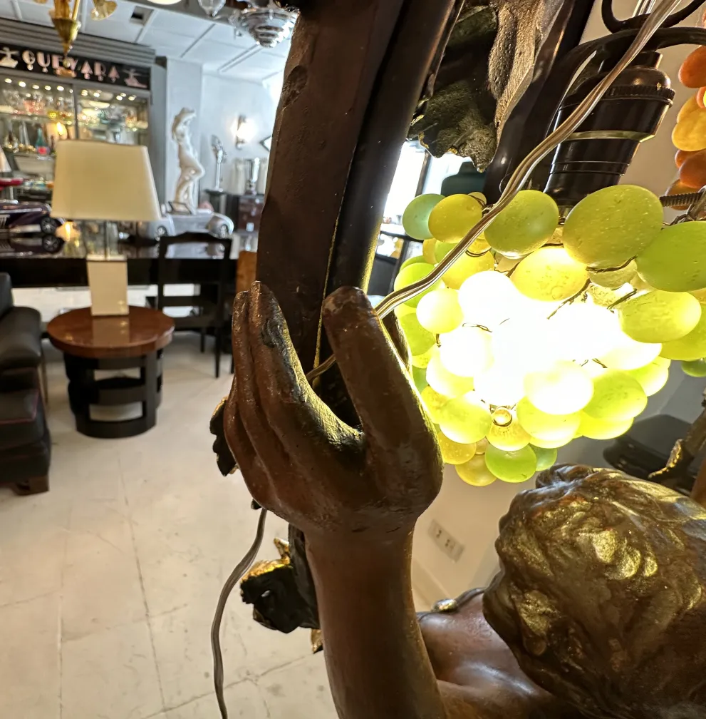 Antike Skulptur mit Hand, die Licht hält, gemütliche Umgebung.