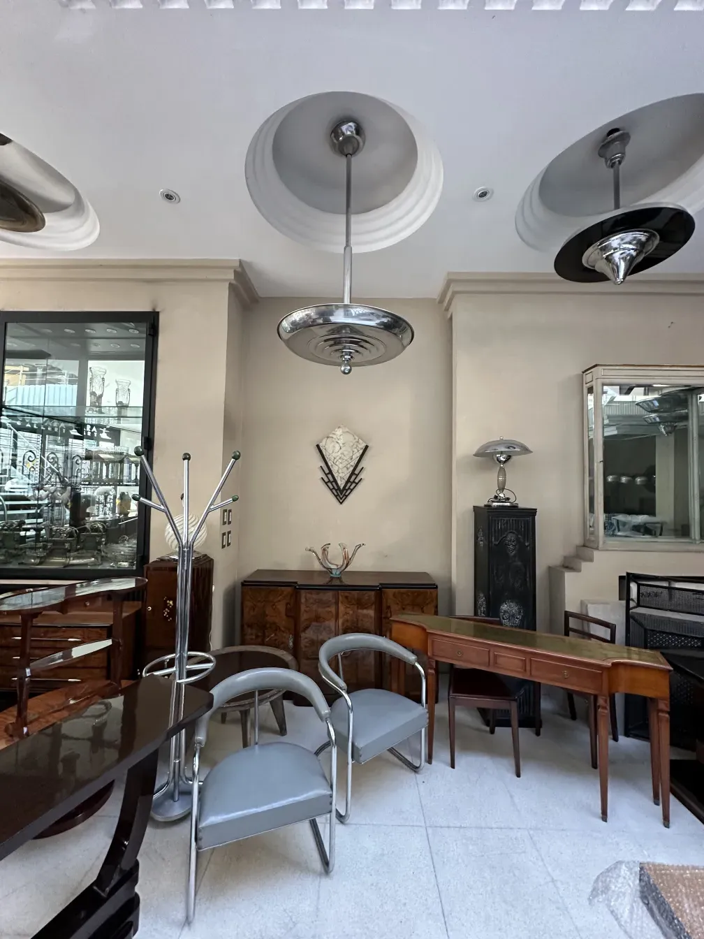 Colonne antique dans un intérieur moderne avec des éléments décoratifs.