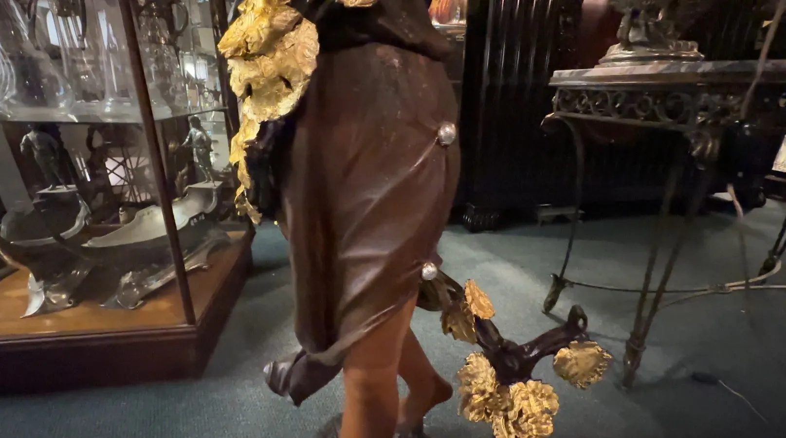 Sculpture ancienne décorative avec des détails dorés dans un cadre classique.