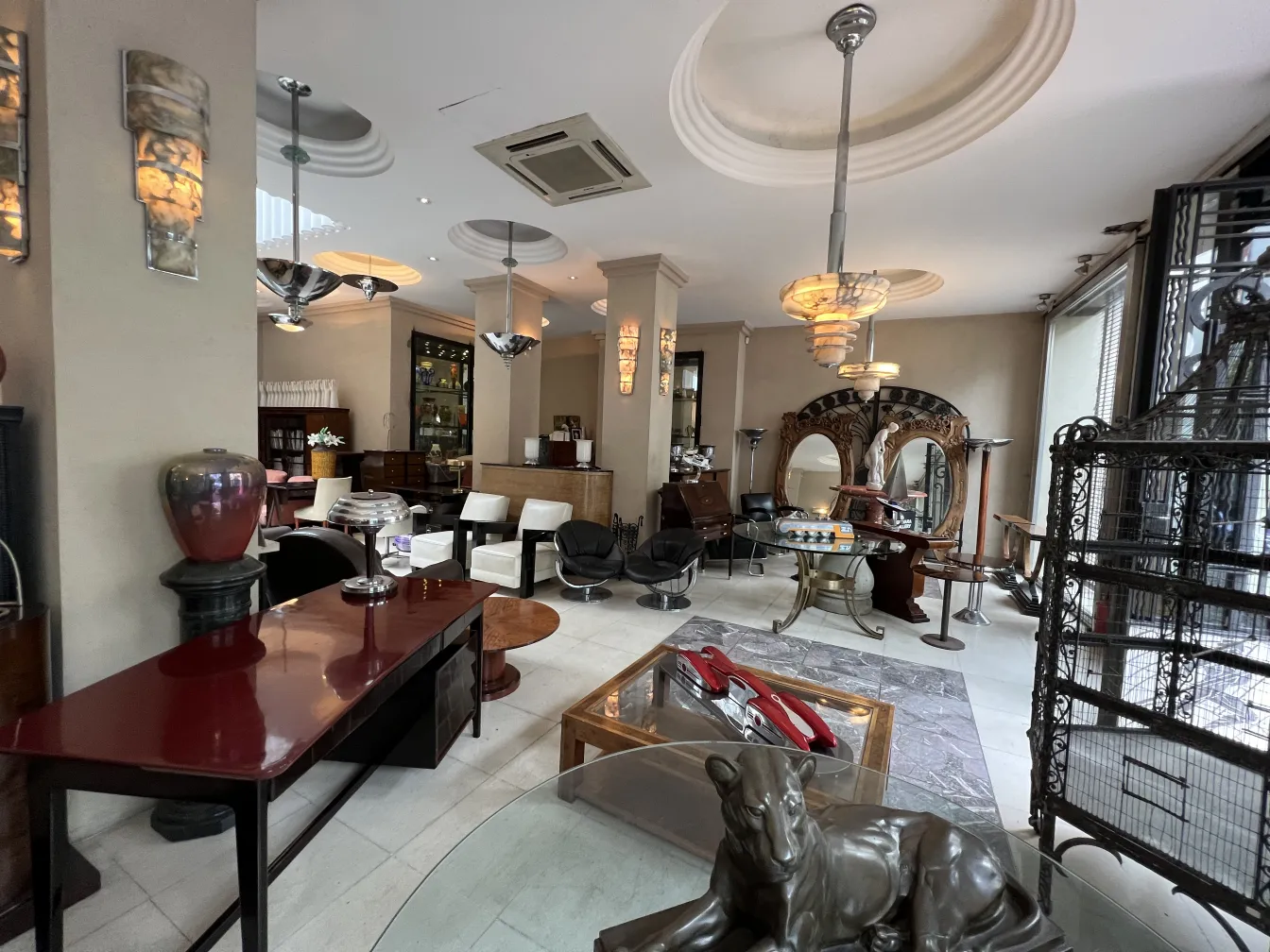 Interior com coluna antiga e móveis elegantes