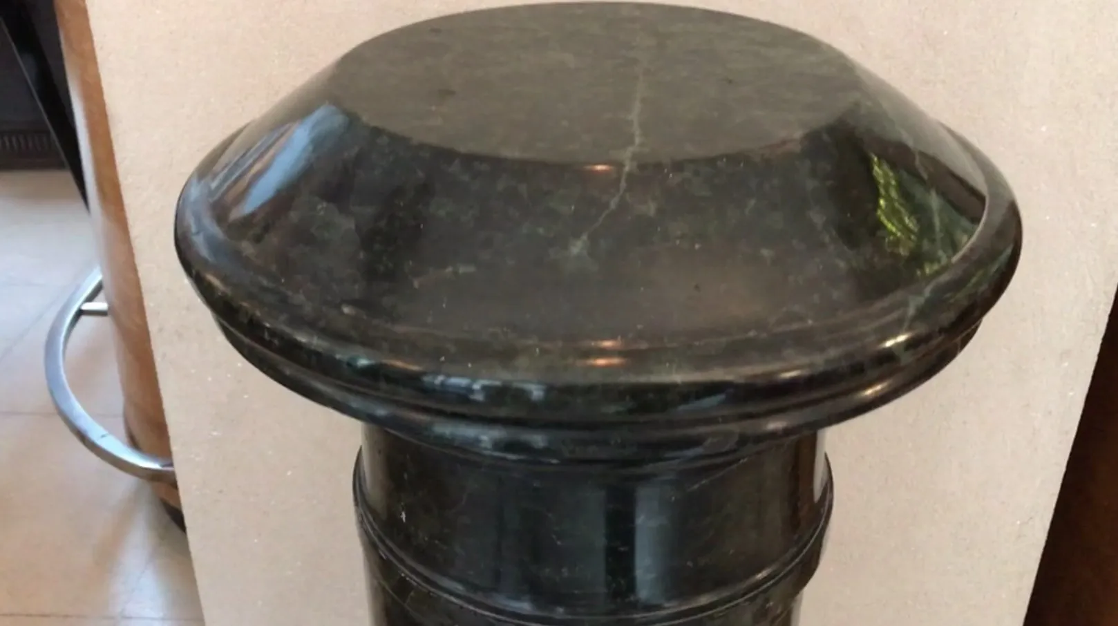 Colonne ancienne décorative avec sommet rond, ambiance chaleureuse.