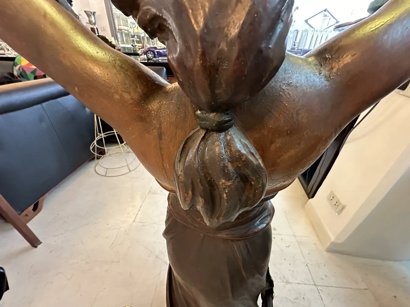 Antike Skulptur mit menschlicher Figur in künstlerischer Gestaltung.