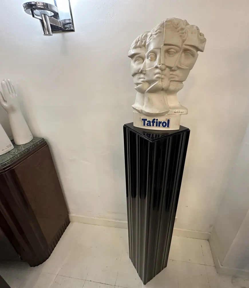 Coluna decorativa antiga, perfeita para suportar estátuas, com um design elegante.