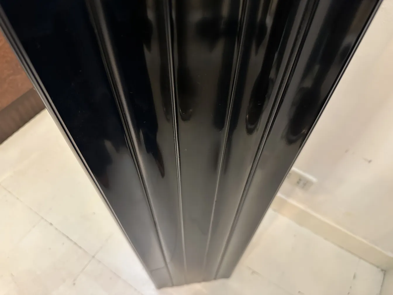 세부 사항이 있는 고대 검은 장식 기둥