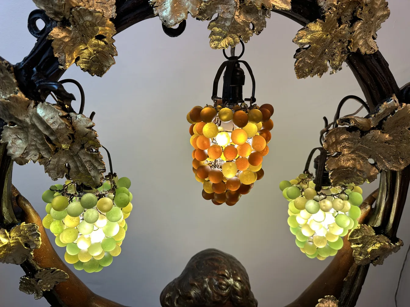 magnifique sculpture antique de fruits aux couleurs vives