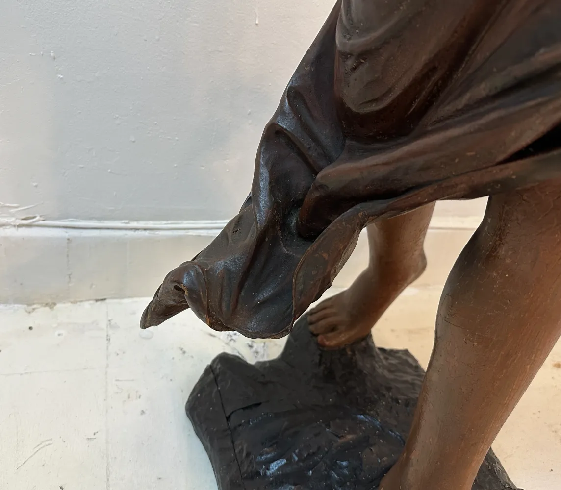 고대 조각, 사실적인 조각상과 섬세한 천 세부 사항.