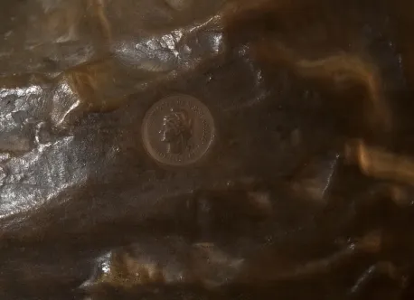 表面に印がある古代彫刻の詳細