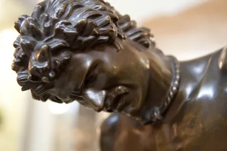 escultura antigua con detalles finos y expresión magistral